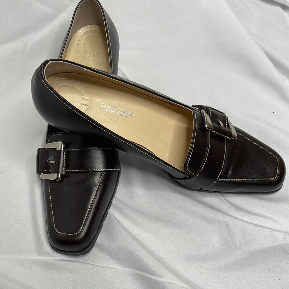 Brown Casual Corner Heels. Size 6.5. Good tread on the bottom. Anti slip.